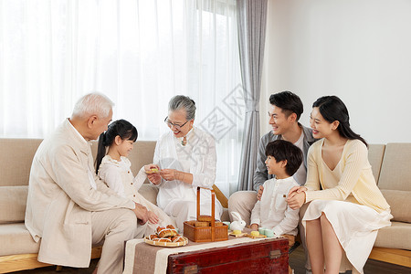 一家六口幸福相伴过中秋节背景图片