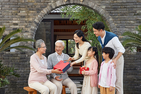 孩子过年一家人团圆相聚过节送礼背景