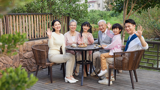 一家人坐在庭院里过中秋节背景图片