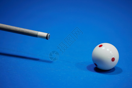台球桌上的白球与球杆背景图片