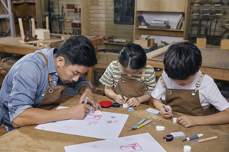 成人教学手工课老师带领小朋友体验橡皮章雕刻背景