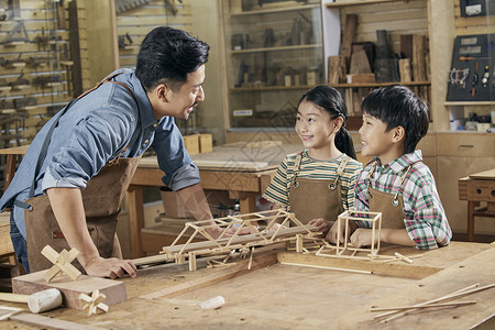 木工老师教小朋友手工桥梁制作图片素材