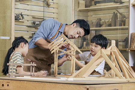 木工老师给小朋友讲解榫卯结构高清图片