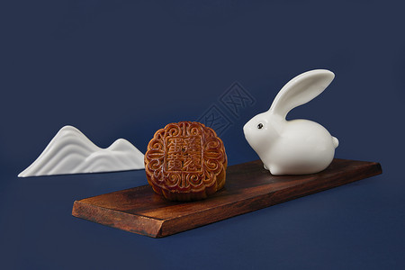 玉兔抱着月亮中秋节蛋黄味的美味月饼背景