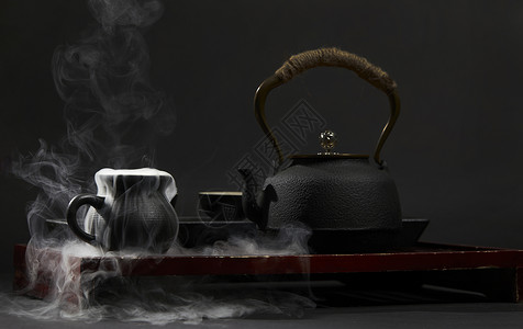 黑色陶瓷茶具正在冒烟背景图片