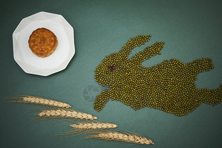 中秋玉兔月亮用绿豆摆成的兔子形状和月饼背景