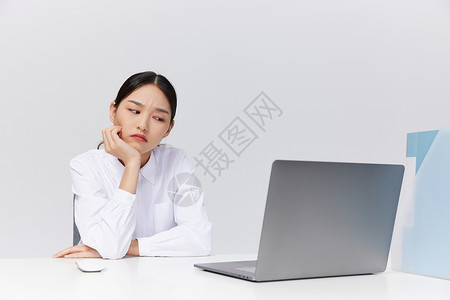 对着电脑烦恼的职场女性图片
