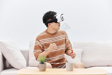 可穿戴式年轻男士体验VR眼镜背景