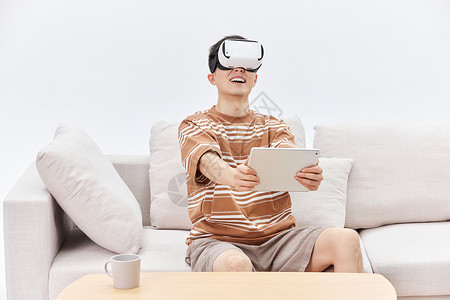 居家男性体验VR眼镜玩游戏高清图片