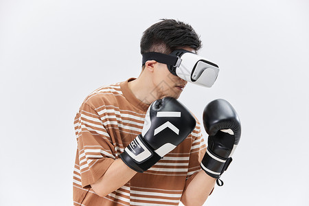 男性带vr眼镜玩拳击游戏图片