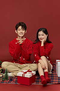 穿情侣装的情侣穿情侣毛衣的青年情侣过圣诞背景