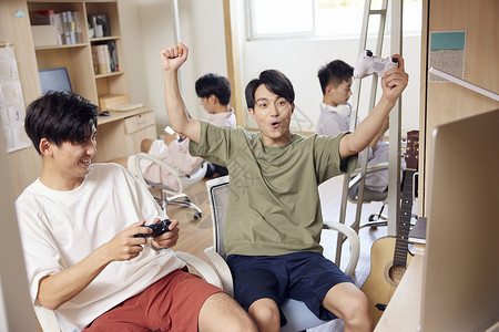 男大学生打游戏庆祝胜利图片素材