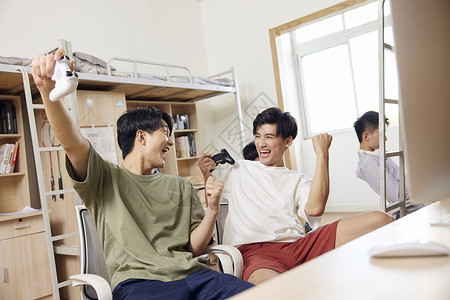 男大学生打游戏庆祝胜利图片素材