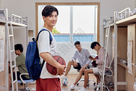 MBE风格篮球背着书包准备打篮球的大学生背景