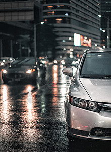现代都市风格夜晚的路面梅雨季高清图片素材