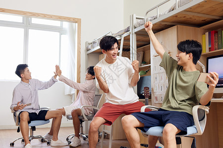 玩游戏男男大学生宿舍一起玩手游背景