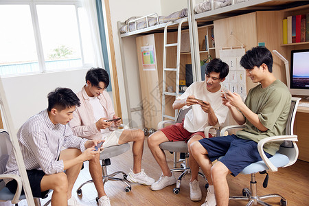 大学生宿舍男生玩手游图片素材