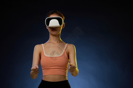 虚拟仿真带着VR眼镜打虚拟游戏的女青年背景