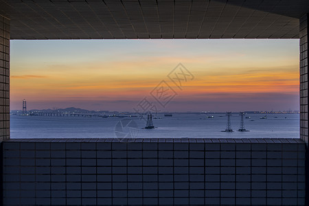 小区通道夕阳中的西湾背景