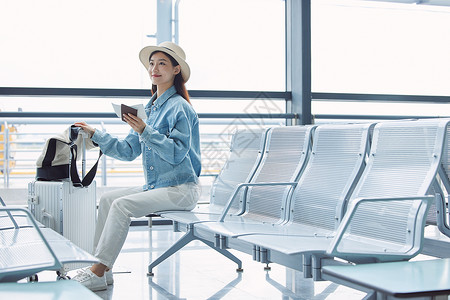 旅行的女性在机场候机厅等候青年高清图片素材
