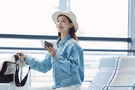 旅行的女性在机场候机厅等候中国人高清图片素材