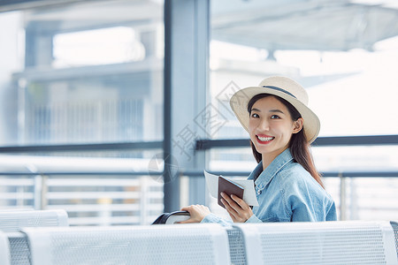 旅行的女性在机场候机厅等候亚洲人高清图片素材