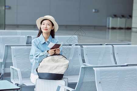 旅行的女性在机场候机厅等候人物高清图片素材