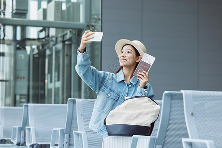 旅游出行的年轻女性手拿机票和护照图片