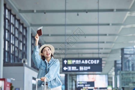 出游旅行举着机票和护照的女性人物高清图片素材