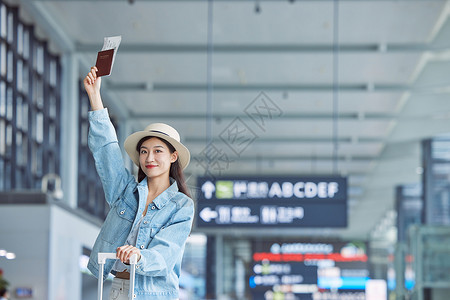 出游旅行举着机票和护照的女性候机高清图片素材