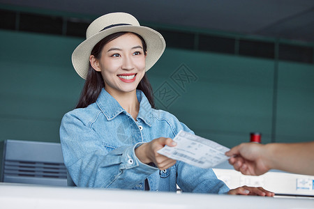 旅行的年轻女性办理登机牌图片