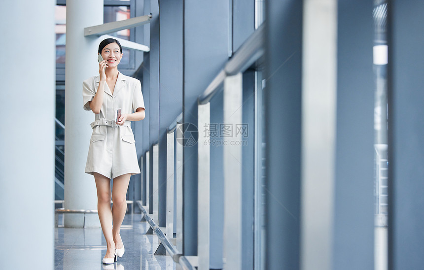 在机场打电话的商务女性图片