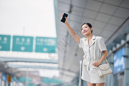 旅客出行女性站在路边伸手拦车打招呼背景