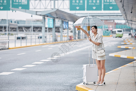 商务伞撑着伞在路边打车的商务女性背景