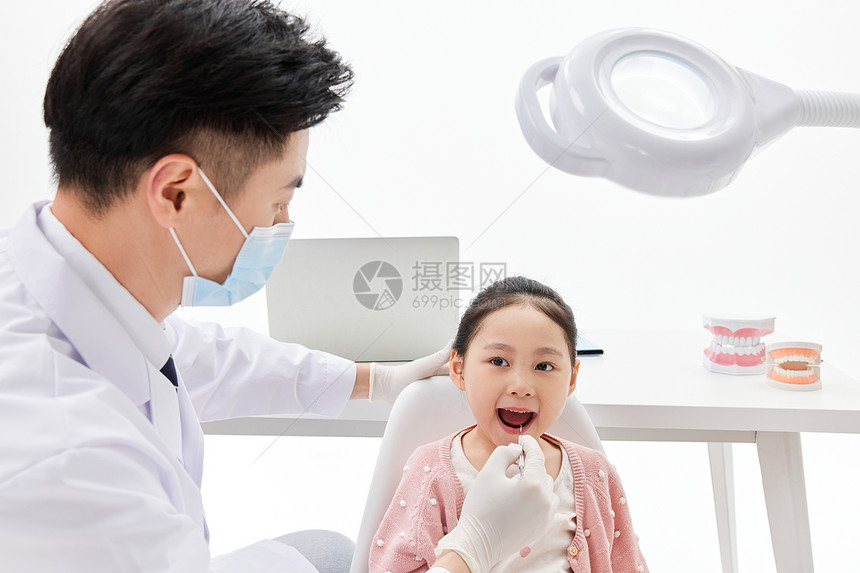 男医生给小女孩做牙齿检查图片