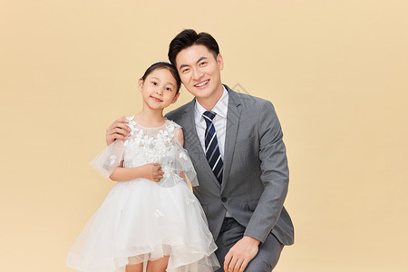 小白裙年轻父亲和可爱女儿形象展示背景