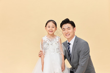 裙白裙年轻父亲和可爱女儿形象展示背景