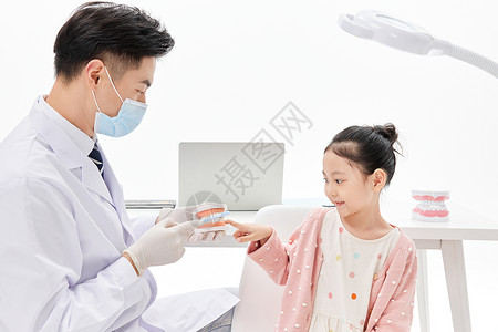 医生教小朋友正确刷牙方式图片