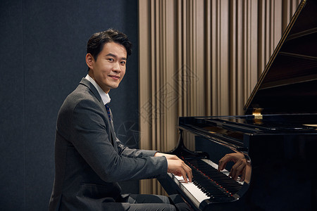 弹奏钢琴的男性教师中国人高清图片素材