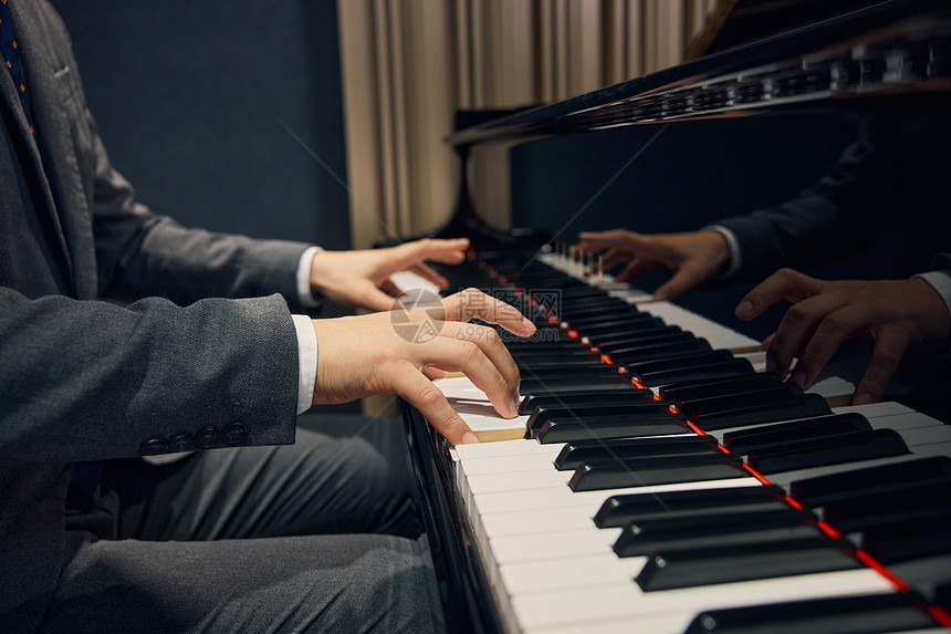 弹奏钢琴的男性教师图片
