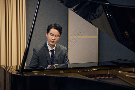 弹奏钢琴的男性教师图片