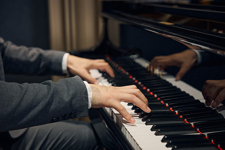 男性弹奏钢琴手部特写音乐高清图片素材