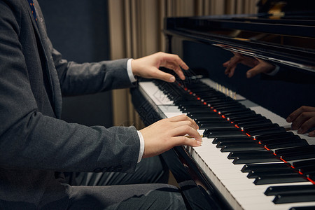 男性弹奏钢琴手部特写中国人高清图片素材