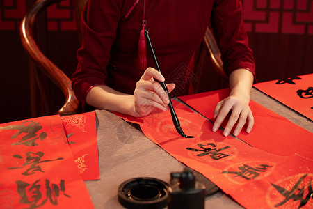 中式服饰纹样写对联的旗袍女子特写背景