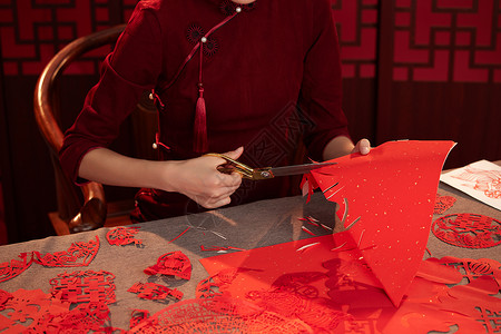 春节女人穿旗袍的年轻女子剪窗花背景