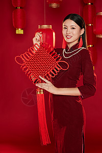 穿旗袍的女子拿着中国结微笑的穿旗袍女子背景