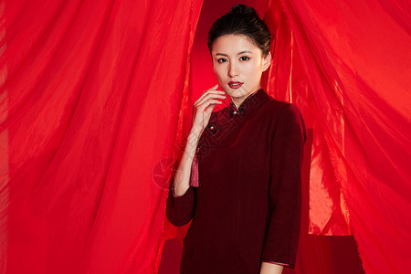 红色丝绸飘带红色飘带背景中的旗袍美女形象背景