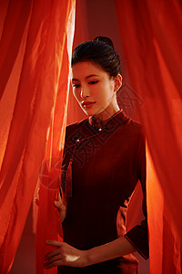 红色飘带背景中的旗袍美女形象高清图片