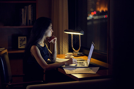 年轻白领夜晚居家办公图片