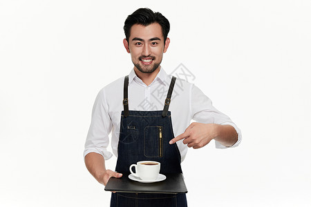 男性咖啡师手指托盘中的咖啡图片